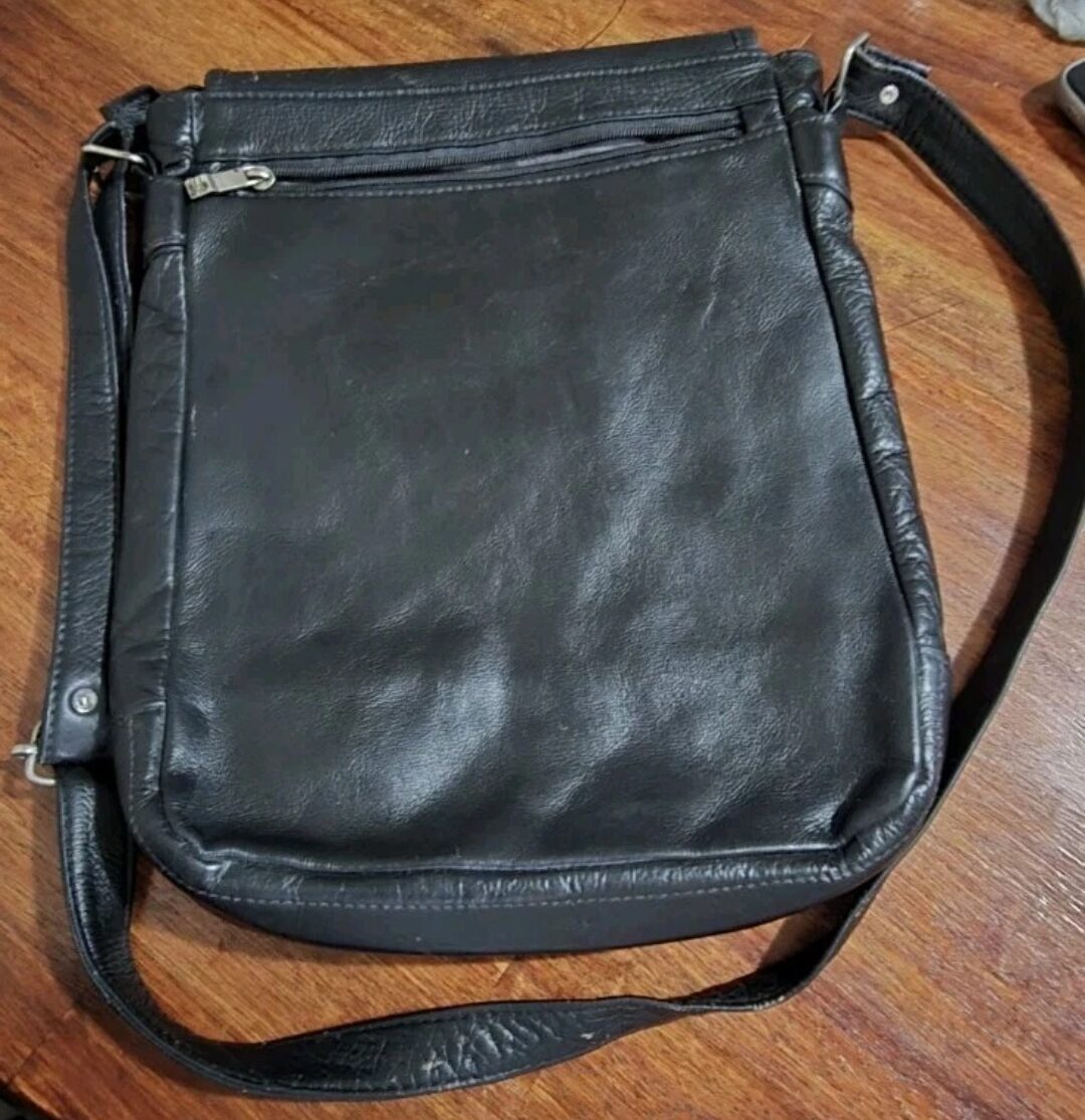 Vintage black leather shoulder bag with multiple compartments, unisex with metal - Image 2