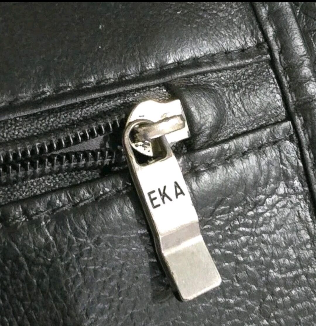 Vintage black leather shoulder bag with multiple compartments, unisex with metal - Image 3