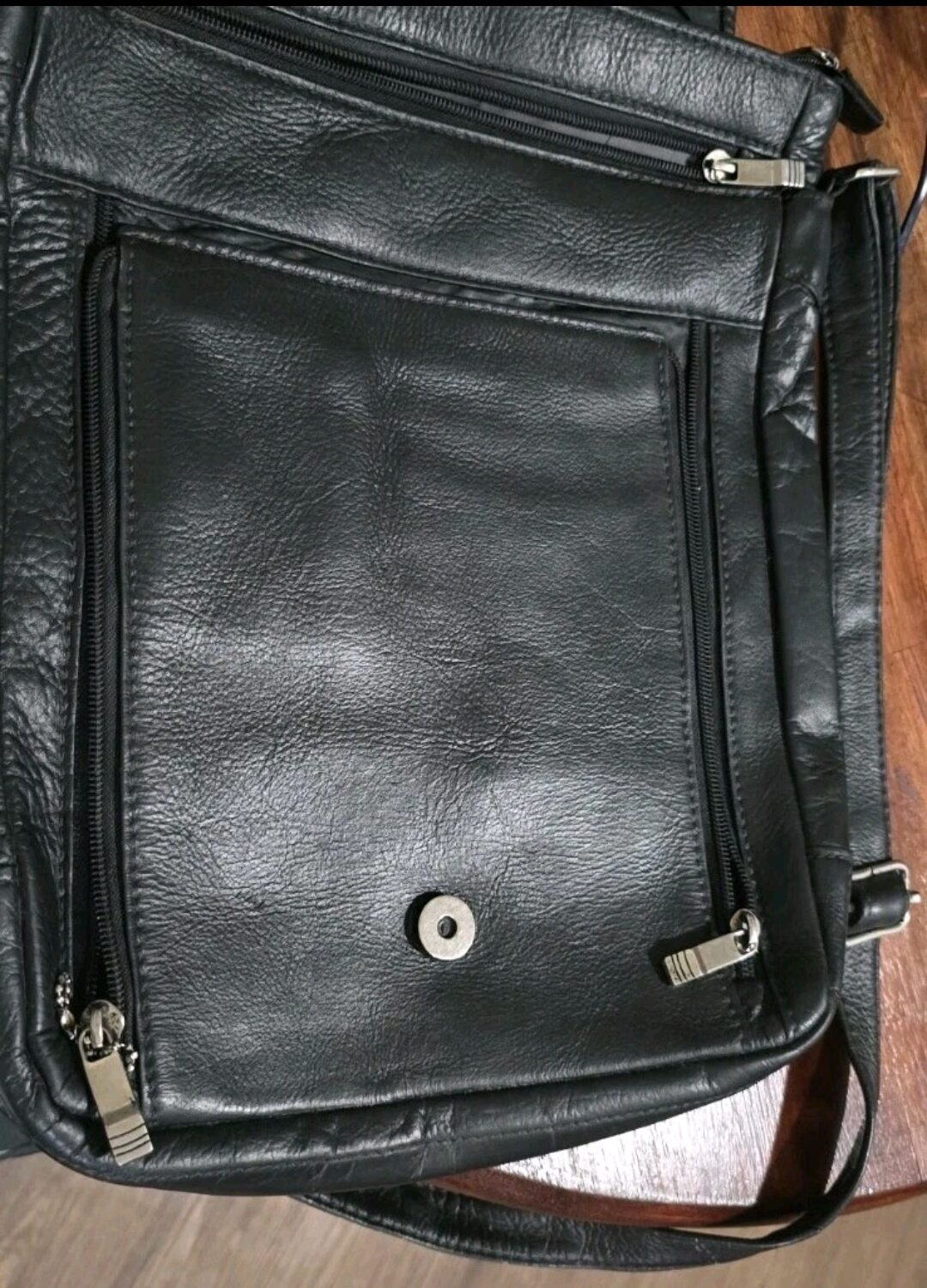 Vintage black leather shoulder bag with multiple compartments, unisex with metal - Image 4