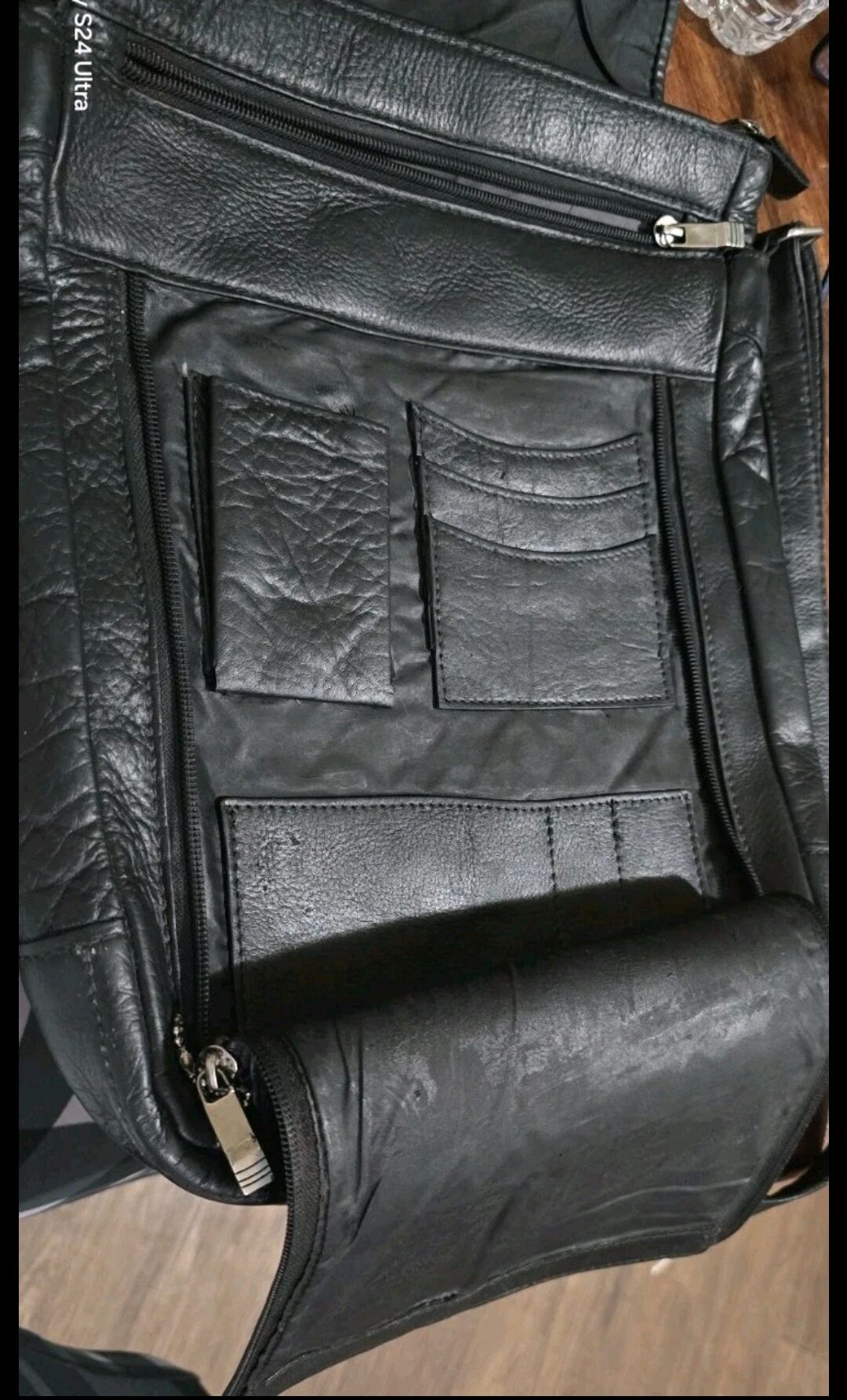 Vintage black leather shoulder bag with multiple compartments, unisex with metal - Image 5