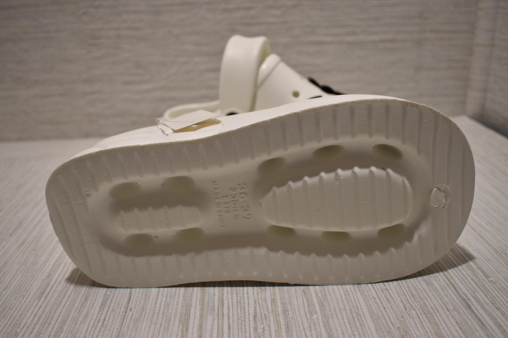 Crocs Classic Platform Women's Clogs - La BUBU,36-37 Imported White - Image 3