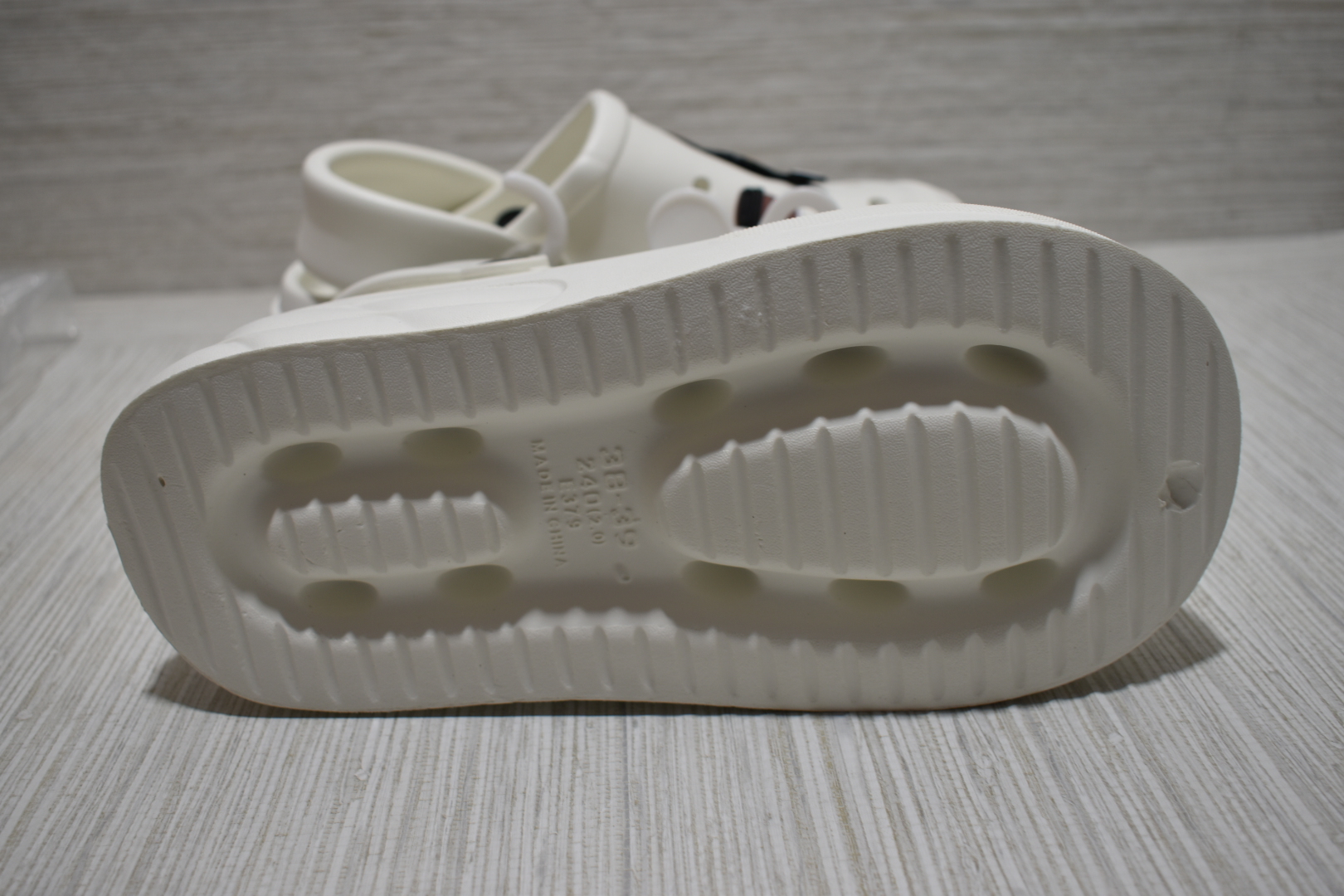 Crocs Classic Platform Women's Clogs - La BUBU,36-37 Imported White - Image 7